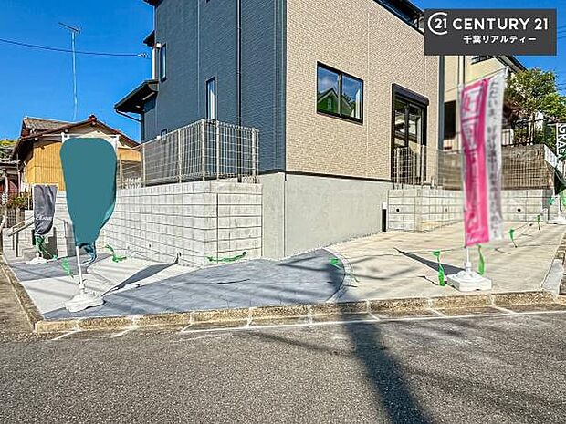駐車スペースは2台分あります!セカンドカーはもちろん、バイクや自転車なども置き場所に困りません。