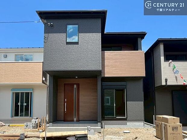 現在建築中。完成後は明るく開放的なリビングや最新設備のキッチンなど快適な空間が広がります。未完成だからこそ“新しい暮らし”への期待が高まる住まい。今しか見られない建築中の様子も必見です。