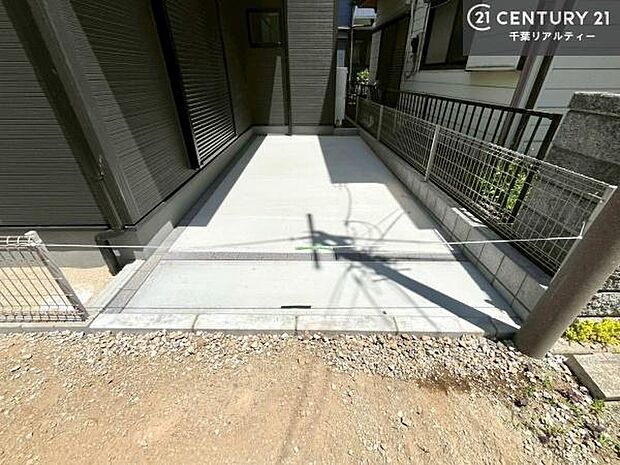 駐車スペースは2台分あります!セカンドカーはもちろん、バイクや自転車なども置き場所に困りません。