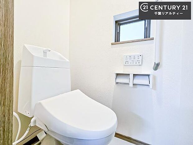 1・2階にトイレがございます!朝の忙しい時間帯も待たずにすみそうですね。白を基調とした清潔感のあるトイレでお手入れがしやすいです!