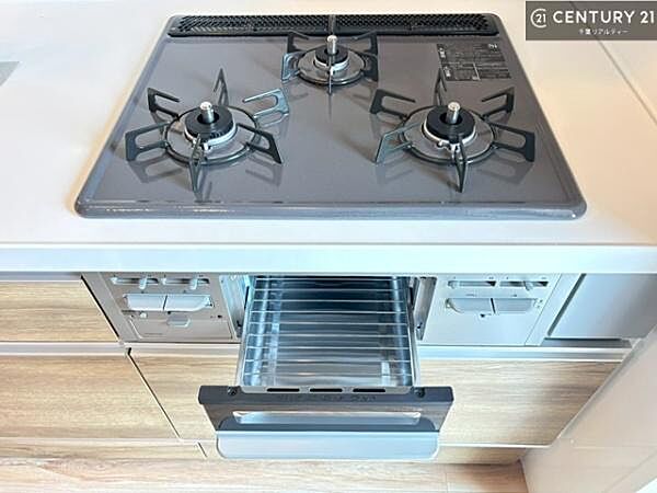 コンロは三口あるのでお料理の同時進行ができます。もちろんグリル付きです。調理スペースも広々している為作業がしやすい！使い勝手が良いシステムキッチンです！