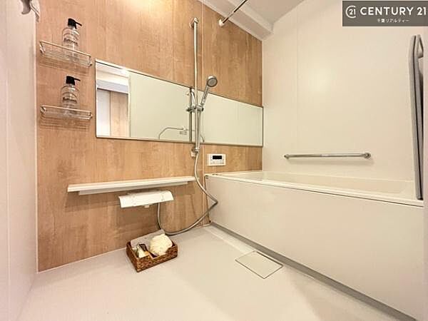 落ち着きある大人の雰囲気のバスルームは、味が出ていてバスタイムが充実！お仕事頑張っているご褒美にお好みの匂いの入浴剤を入れて、楽しんでみてはいかがでしょうか？