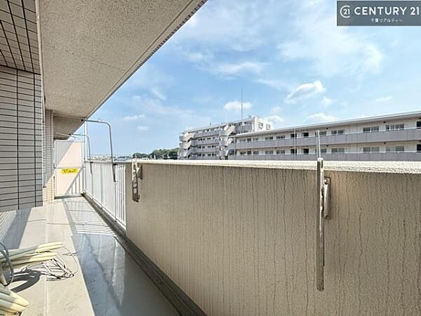 広々としているバルコニーです！お洗濯物を干すのはもちろん風に当たりながらくつろぎタイムが送れます！