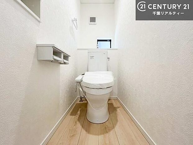 1・2階にトイレがございます!朝の忙しい時間帯も待たずにすみそうですね。白を基調とした清潔感のあるトイレでお手入れがしやすいです!