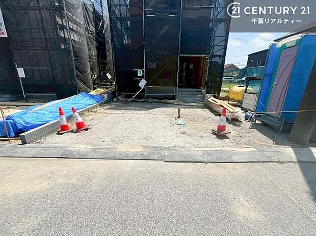 駐車スペースは2台分あります!セカンドカーはもちろん、バイクや自転車なども置き場所に困りません。