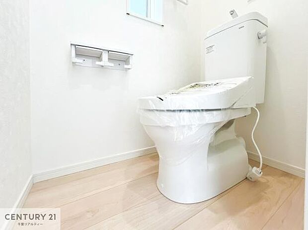 温水洗浄便座につき、冬場は便座が暖かくできるので冷たい便座に座らずに済む嬉しい仕様です!シンプルなカラーを基調としているので、お手入れがしやすいです。(施工例)