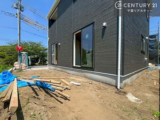 只今建築中につき、現地ではしっかりとした構造をご確認いただけます。完成イメージは図面や資料とともにご案内いたしますので、お気軽にお問い合わせください。
