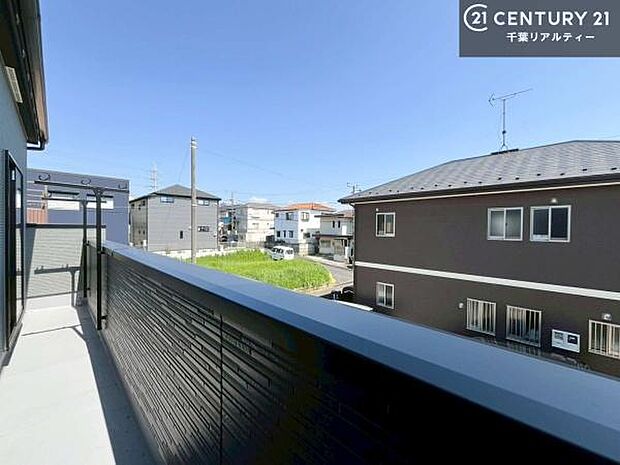 晴れた日には青い空を見渡せる開放的な時間を楽しめます。気持ちの良い風が通り抜ける街並みです!