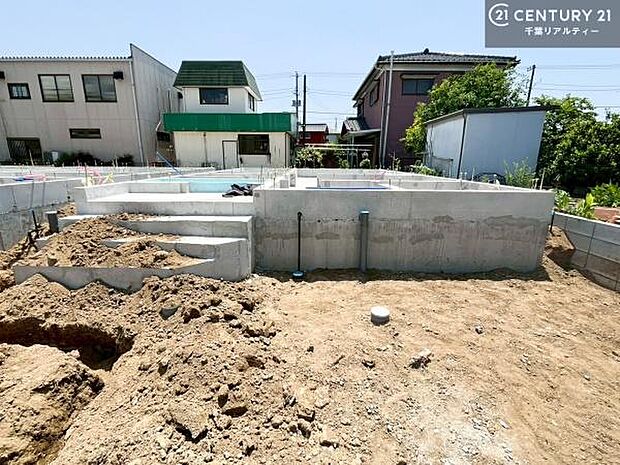 只今建築中につき、現地ではしっかりとした構造をご確認いただけます。完成イメージは図面や資料とともにご案内いたしますので、お気軽にお問い合わせください。