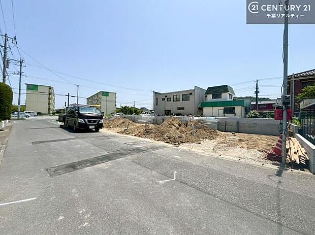 前面道路は6m!陽当り良好な立地です。車庫入れが苦手な方も安心ですね。