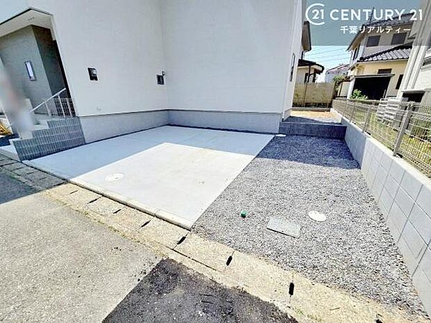 カースペースは並列で2台駐車可能なゆとりある設計。お車同士の入れ替えが不要なため、毎日の通勤やお出かけもスムーズに行えます。