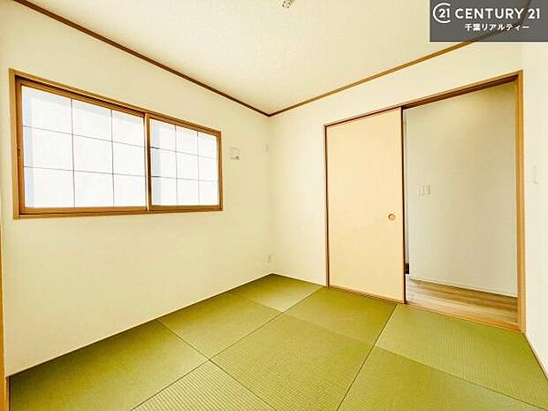 【同仕様】和室ではお子様が転んでも怪我をする心配はほとんどありません。家事の合間にママやパパが寝ころんで使える休憩スペースとしても利用可!