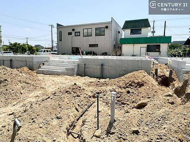 只今建築中につき、現地ではしっかりとした構造をご確認いただけます。完成イメージは図面や資料とともにご案内いたしますので、お気軽にお問い合わせください。