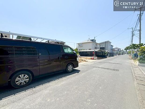 前面道路は6m!陽当り良好な立地です。車庫入れが苦手な方も安心ですね。