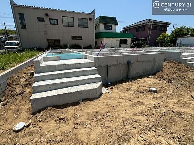 只今建築中につき、現地ではしっかりとした構造をご確認いただけます。完成イメージは図面や資料とともにご案内いたしますので、お気軽にお問い合わせください。