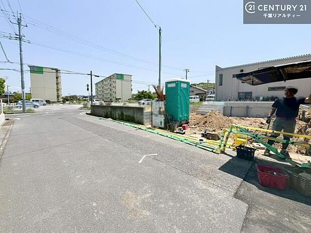 前面道路は6m!陽当り良好な立地です。車庫入れが苦手な方も安心ですね。