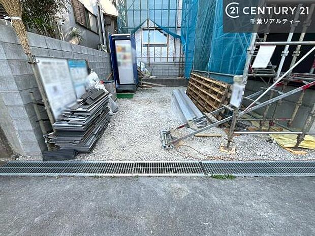 駐車スペースは2台分あります!セカンドカーはもちろん、バイクや自転車なども置き場所に困りません。