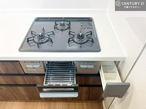 コンロは三口あるのでお料理の同時進行ができます。もちろんグリル付きです。調理スペースも広々している為作業がしやすい!使い勝手が良いシステムキッチンです!