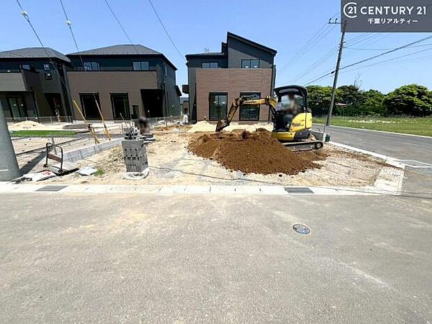 カースペースは並列で2台駐車可能なゆとりある設計。お車同士の入れ替えが不要なため、毎日の通勤やお出かけもスムーズに行えます。