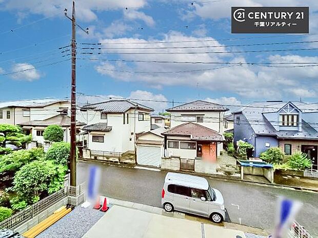 晴れた日には青い空を見渡せる開放的な時間を楽しめます。気持ちの良い風が通り抜ける街並みです!