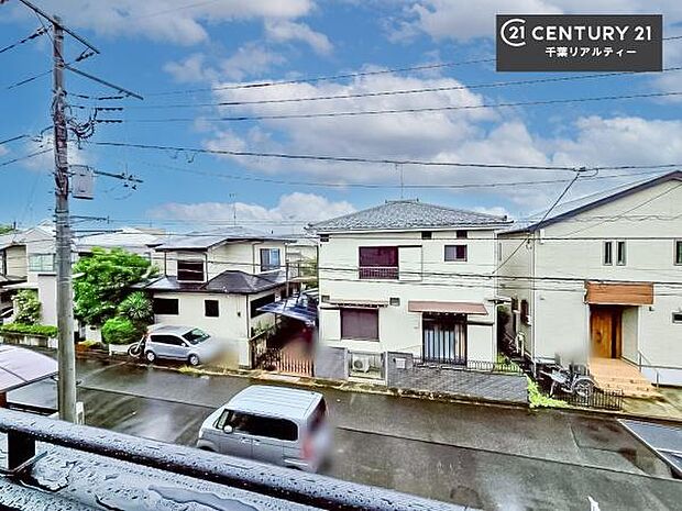 落ち着きある住宅街です!周囲には高い建物がなく、空が広く開放感があり、陽当たりを大きく遮られることもありません!気持ちの良い風が通り抜ける街並みです!