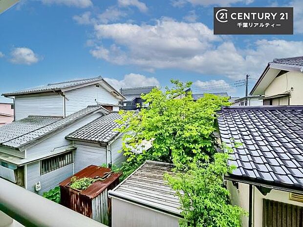 晴れた日には青い空を見渡せる開放的な時間を楽しめます。気持ちの良い風が通り抜ける街並みです!