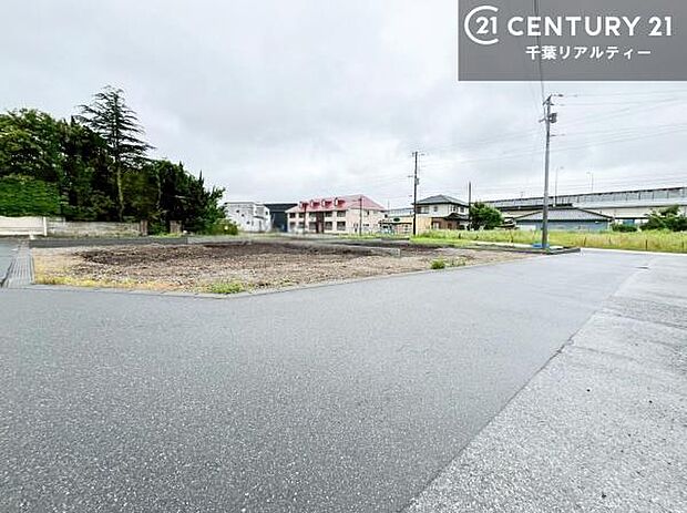 明るく開放的な角地でちょっと贅沢なお住まいをしませんか。陽当り通風良好で気持ちよくお住まいいただけます。