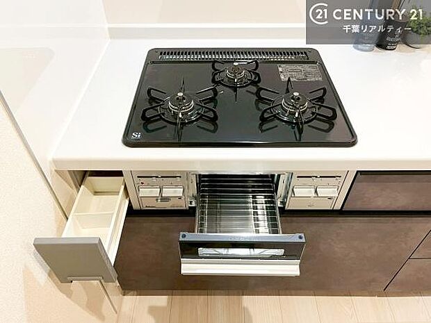 コンロは三口あるのでお料理の同時進行ができます。もちろんグリル付きです。調理スペースも広々している為作業がしやすい！使い勝手が良いシステムキッチンです！