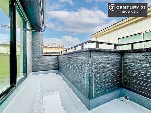 広々としているバルコニーです!お洗濯物を干すのはもちろん風に当たりながらくつろぎタイムが送れます!