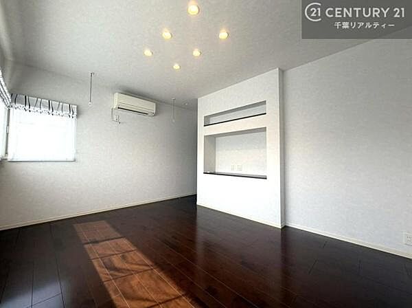 優しい光が差し込む洋室は、朝の目覚めも気持ちが良さそうですね。おうち時間もゆったりと過ごすことができます。優しい色合いのフローリングがどんな家具にもマッチします！