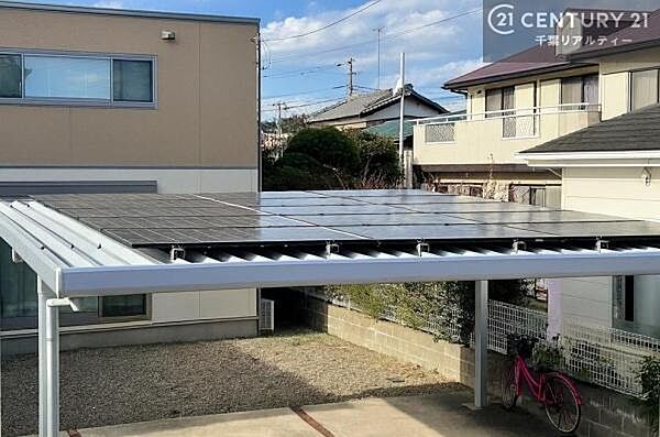 ソーラーパネル付きカーポート。大切な愛車を雨や雪、冬の時期には霜からも守ってくれます。ぜひ一度、お気軽にお問い合わせください。