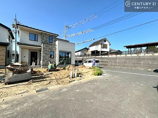 気になるお子様の学校までの道のりや駅までのルート、お買い物の場所などもご一緒にご案内いたします!