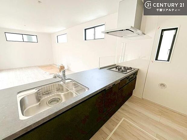 【現地販売会開催中】大人気の対面式システムキッチンを採用しています!ご家族のコミュニケーションが自然と増える設計です。お子様にも目が届くので嬉しいですね。収納力もあります!