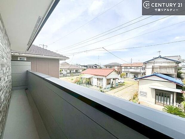 【現地販売会開催中】晴れた日には青い空を見渡せる開放的な時間を楽しめます。気持ちの良い風が通り抜ける街並みです!