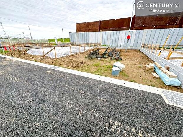 駐車スペースは2台分あります(車種による)!セカンドカーはもちろん、バイクや自転車なども置き場所に困りません。
