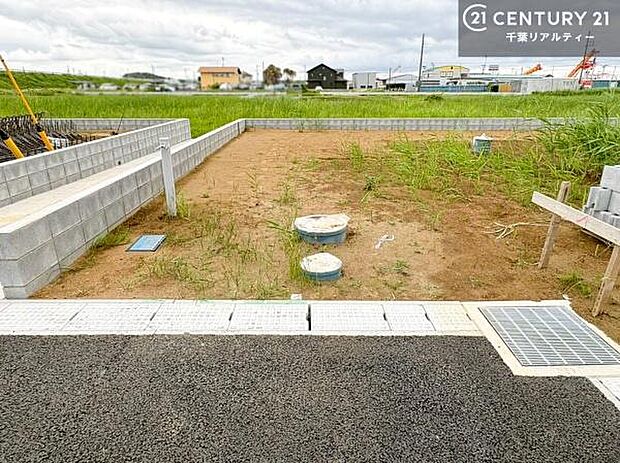 駐車スペースは2台分あります(車種による)！セカンドカーはもちろん、バイクや自転車なども置き場所に困りません。