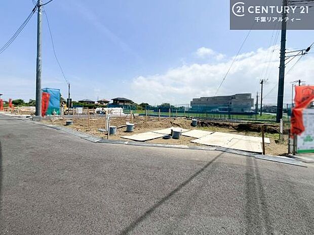 カースペース2台駐車可能。毎日の通勤やお買い物に便利で、来客時にもゆとりをもってお使いいただけます。