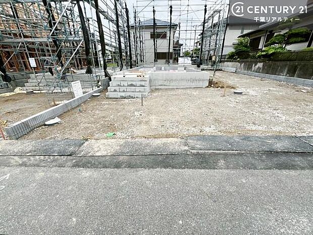 カースペースは並列で2台駐車可能なゆとりある設計。お車同士の入れ替えが不要なため、毎日の通勤やお出かけもスムーズに行えます。