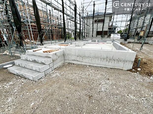 只今建築中につき、現地ではしっかりとした構造をご確認いただけます。完成イメージは図面や資料とともにご案内いたしますので、お気軽にお問い合わせください。