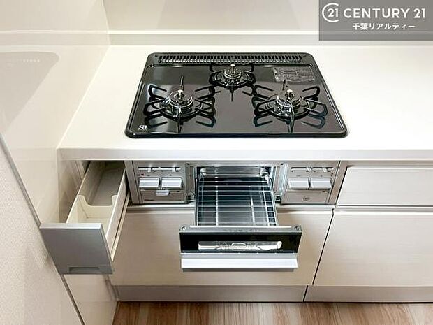 コンロは三口あるのでお料理の同時進行ができます。もちろんグリル付きです。調理スペースも広々している為作業がしやすい！使い勝手が良いシステムキッチンです！