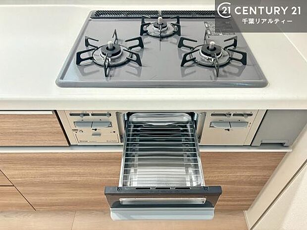 コンロは三口あるのでお料理の同時進行ができます。もちろんグリル付きです。調理スペースも広々している為作業がしやすい!使い勝手が良いシステムキッチンです!
