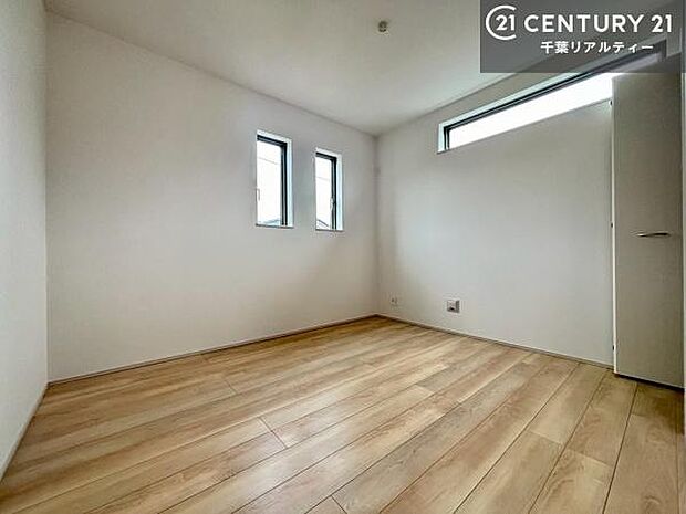掃き出し窓がないお部屋は、お子様のお部屋としても安心です!収納スペースも充実しているので散らかったお部屋をサッと片付けられます!