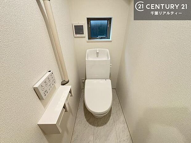 1・2階にトイレがございます!朝の忙しい時間帯も待たずにすみそうですね。白を基調とした清潔感のあるトイレでお手入れがしやすいです!