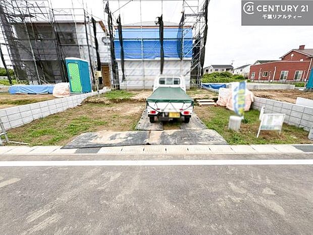 駐車スペースは3台分あります!セカンドカーはもちろん、バイクや自転車なども置き場所に困りません。(車種による)詳しい詳細は、お気軽に弊社までお問い合わせください。
