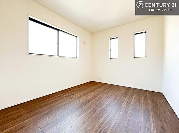 掃き出し窓がないお部屋は、お子様のお部屋としても安心です!収納スペースも充実しているので散らかったお部屋をサッと片付けられます!