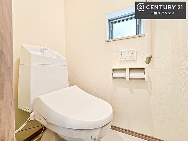 1・2階にトイレがございます！朝の忙しい時間帯も待たずにすみそうですね。白を基調とした清潔感のあるトイレでお手入れがしやすいです！