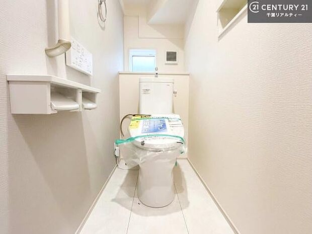 1・2階にトイレがございます！朝の忙しい時間帯も待たずにすみそうですね。白を基調とした清潔感のあるトイレでお手入れがしやすいです！