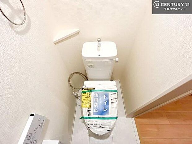 1・2階にトイレがございます！朝の忙しい時間帯も待たずにすみそうですね。白を基調とした清潔感のあるトイレでお手入れがしやすいです！