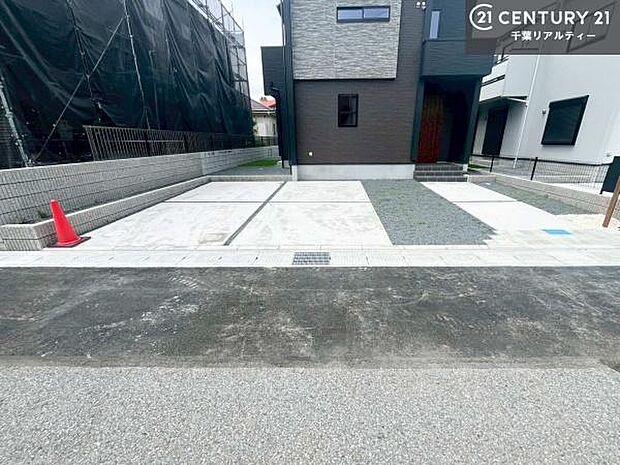 カースペース2台駐車可能。毎日の通勤やお買い物に便利で、来客時にもゆとりをもってお使いいただけます。