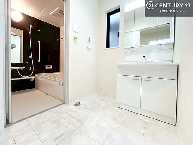 小窓付きの明るい洗面室です!湿気もすぐに入れ替えができて清潔に保つことができます!自然光が差し込むのでお化粧の仕上がりも良くなりますね!